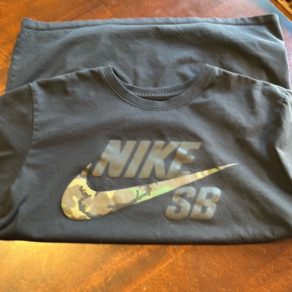 Nike SB Other - Nike SB Camo Logo Dri-Fit Medium EUC Mens Short Sleeve T-shirt Black